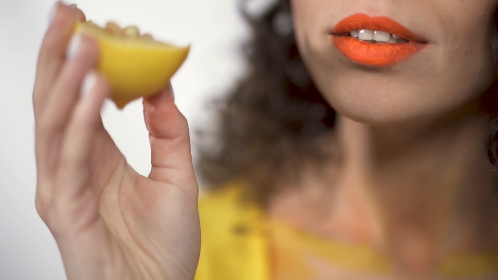 레몬을 먹으며 치아가 녹는다?